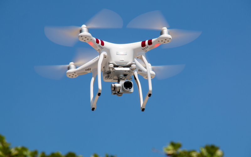 Dron DJI Mavic Air sobre fondo azul