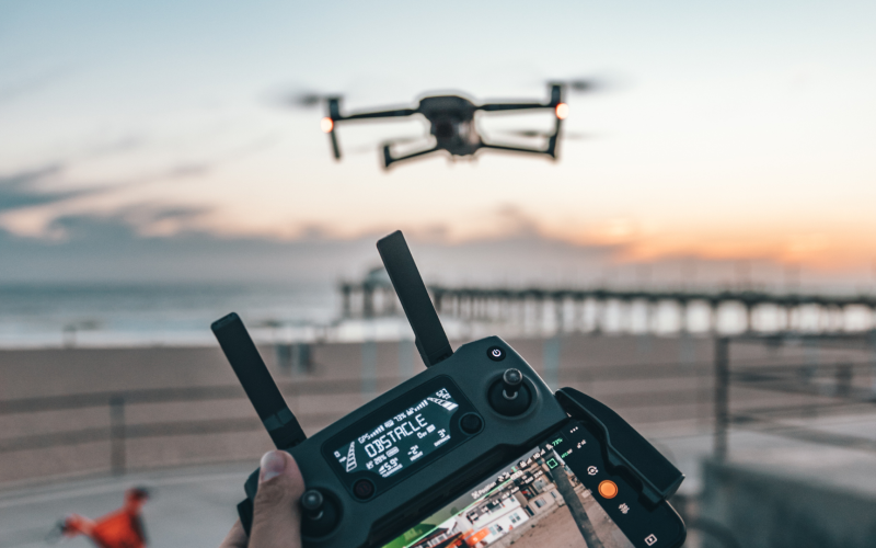 Dron volando en el cielo